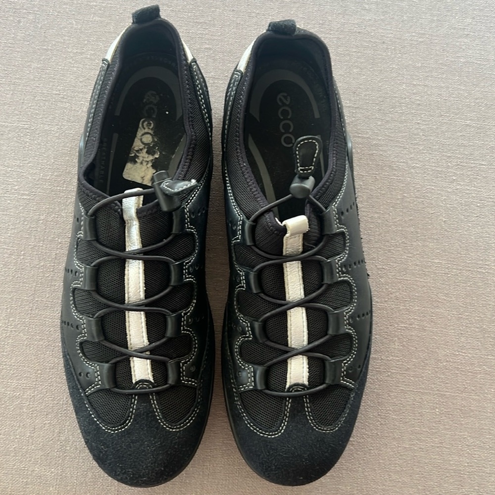 Black Ecco suede/leather bungee lace